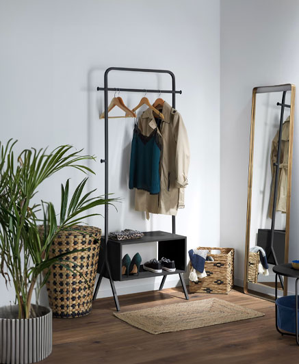 The Celsie coat rack will welcome you home. This is the best piece for getting comfortable when you get home. With a steel structure and a black shelf, your clothes and shoes will be easy and quick to organise. This is an ideal piece of stylish furniture 