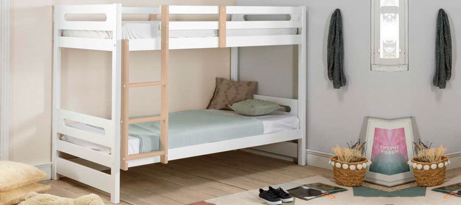 single bunk bed for small size bedrooms, wooden with black bunk bed one on the top and one at the bottom, extra extendable mattress on the bottom of the two, xilino me mavro pano kato krevati kai me exta stroma apo kato,
