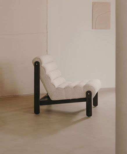 S0900038JJ85 - Magira armchair in white shearling and solid oak 75 X 94 X 82HCM - BY ORDER ONLY